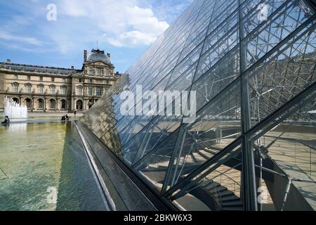 Napoleon Hof mit I.M.Pei entwarf Glas Pyramide im Louvre Palace Museum.Paris.Frankreich Stockfoto