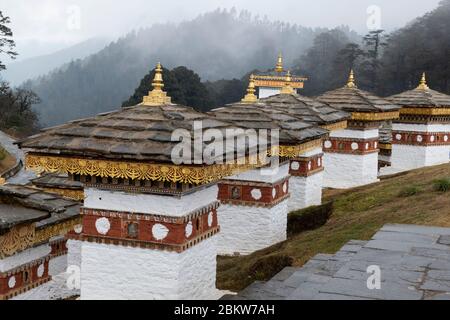 Bhutan, Dochula Pass, Druk Wangyal Khang Zhang Chortens. 108 rotbändige, auch als Khangzang Chorten bekannt, erbaut als Denkmal für bhutanische Soldaten. Stockfoto