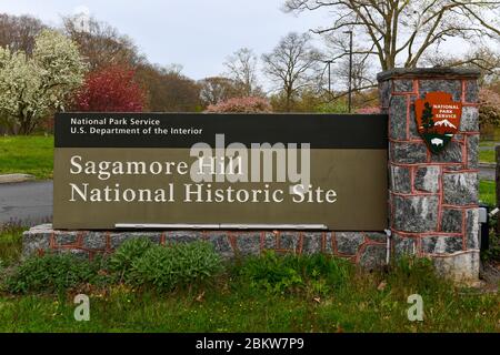 Oyster Bay, New York - Apr 25, 2020: Schild am Eingang der Sagamore Hill National Historic Site in Long Island, New York. Stockfoto