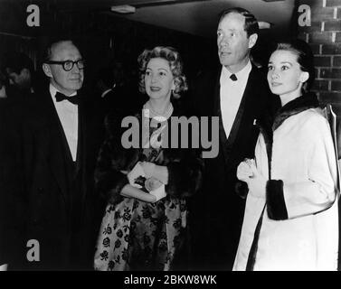 JACK BENNY und seine Frau MARY LIVINGSTONE mit AUDREY HEPBURN und MEL FERRER bei der Hollywood-Premiere von SUDDEN LETZTEN SOMMER am 23. Dezember 1959 Stockfoto