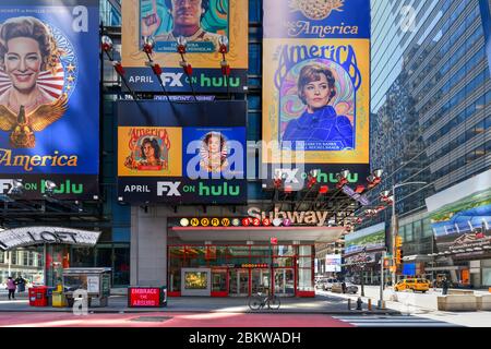 New York, NY - 19. April 2020: U-Bahnstation Times Square in New York. Die U-Bahn-Station Times Square befindet sich in der 42nd Street und Eighth Avenue in Mid Stockfoto