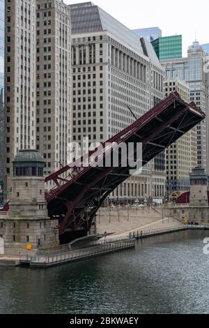 Die Clark Street Bridge rag über den Chicago River hinein Downtown Chicago Stockfoto