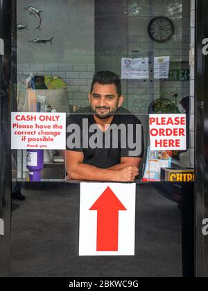 Fish and Chip Shop mit Social Distancing Service, Sheffield Stockfoto