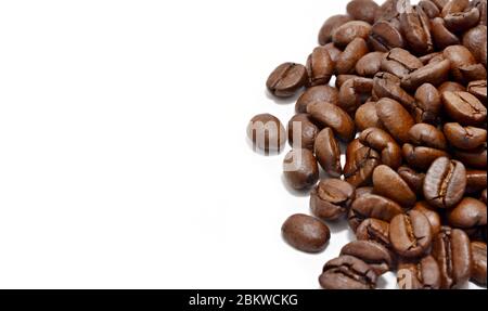 Kaffeebohnen-Haufen auf weißem Hintergrund mit Kopierplatz auf der linken Seite. Stockfoto