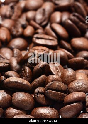 Geröstete Kaffeebohnen im Vollformat Hintergrund. Makroaufnahme von Kaffeebohnen mit sichtbarer Textur. Stockfoto
