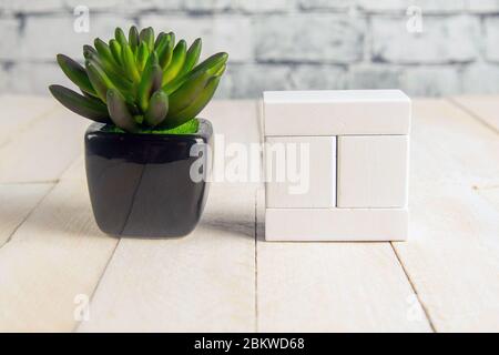 Am 6. November auf der hölzernen Kalender neben der Wecker, das Datum der letzten Herbst Monat Stockfoto