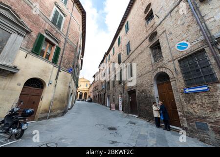 SIENA, ITALIEN - 13, MÄRZ 2018: Weitwinkelbild der engen Gassen mit traditionellen Bauwerken in Siena, Italien Stockfoto