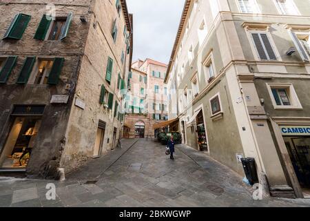 SIENA, ITALIEN - 13, MÄRZ, 2018: Weitwinkelbild der traditionellen Gebäude und Straßen von Siena, in Italien Stockfoto