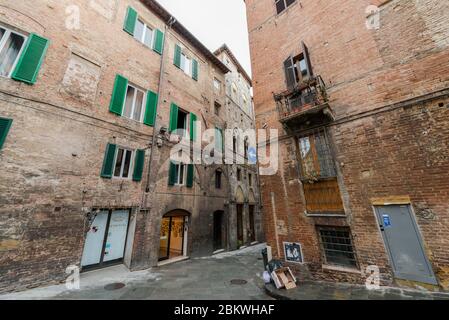 SIENA, ITALIEN - 13, MÄRZ, 2018: Weitwinkelbild von alten Gebäuden und Straßen von Siena, in Italien Stockfoto