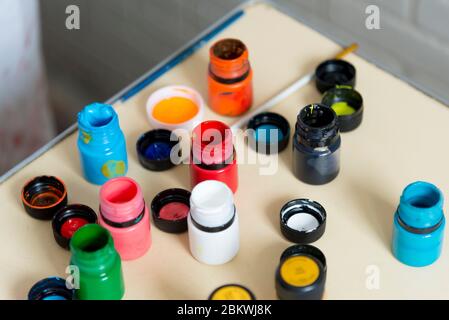 Foto von offenen mehrfarbigen Gläsern mit Acrylfarbe Stockfoto