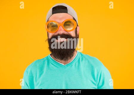 Spaß und Unterhaltung. Casual Hipster Outfit. Lustiger Mann mit Spaß. Bärtigen Kerl in Party-Brille. Genau wie ein Freak. Er wird verrückt. Sommer männliche Mode. Glücklich und lächelnd Hipster. Stockfoto