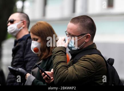 Kiew, Kiew, Ukraine. Mai 2020. Menschen, die Gesichtsmasken tragen, um die Ausbreitung von COVID-19 während der Pandemie zu verhüten.die ukrainische Regierung hat die Quarantäne des Coronavirus im Land bis zum 22. Mai 2020 verlängert. Wie am 05. Mai 2020 verzeichnete das ukrainische Gesundheitsministerium seit Beginn des Ausbruchs insgesamt 12,697 bestätigte Fälle und 316 Todesfälle. Die Krankheit wurde bei 881 Kindern und 2,479 Ärzten bestätigt. Kredit: Pavlo Gonchar/SOPA Images/ZUMA Wire/Alamy Live News Stockfoto