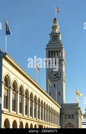 Der Uhrturm des Ferry Building Marketplace am Hafen von San Francisco an einem Herbsttag Stockfoto