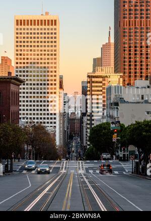 Blick auf die California Street in Richtung Bay Bridge Tower in San Francisco zur goldenen Stunde Stockfoto