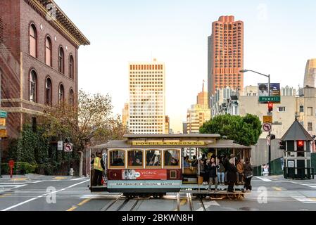 Ein San Francisco Cable Car von der Powell-Mason Line crossing California Street Stockfoto