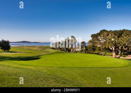 Blick auf das Meer und PT.Lobos vom Pebble Beach Golfplatz. Stockfoto