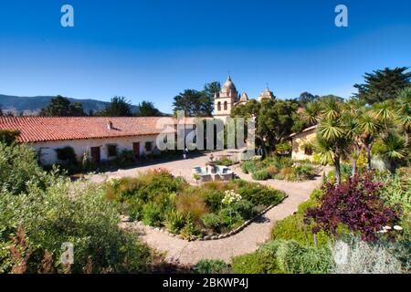 Blick auf die Vorderseite der Carmel Mission und die Gärten auf der Monterey Halbinsel. Stockfoto