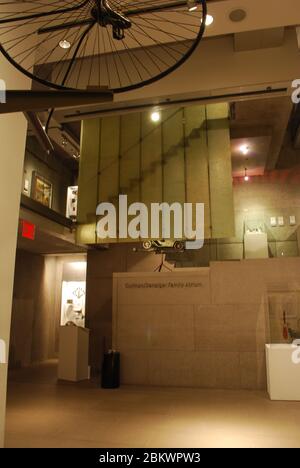 Bronze American Folk Art Museum 45 West 53rd Street, New York City, NY, USA von Tod Williams Billie Tsien Architects Stockfoto