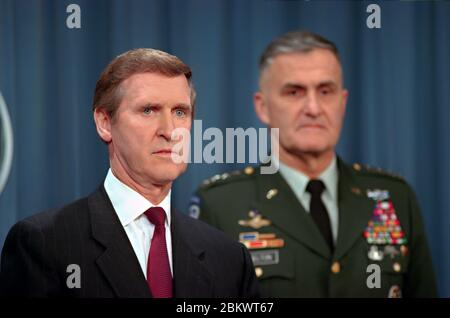 US-Verteidigungsminister William Cohen, links, zusammen mit Joint Chiefs General Hugh Shelton, kurze Reporter über den Fortschritt der Operation Desert Fox, ein gemeinsamer US-amerikanischer und britischer Angriff auf Ziele im Irak im Pentagon 17. Dezember 1998 in Washington, D.C. die Operation war eine viertägige Bombenkampagne auf irakische Ziele wegen Nichteinhaltung der UN-Inspektionen. Stockfoto