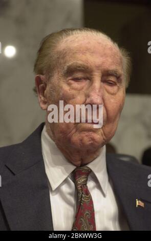 Senator J. Strom Thurmond, Sr. (Republikaner von South Carolina), Der als Präsident pro tempore des US-Senats fungiert, hört zu, wie Robert S. Mueller, III, am 30. Juli 2001 vor dem US-Senatsausschuss für die Justiz als Direktor des Federal Bureau of Investigation (FBI) auf dem Capitol Hill in Washington, DC, bestätigt. Wenn bestätigt, wird Mueller Louis J. Freh nachfolgen.Quelle: Ron Sachs / CNP / MediaPunch Stockfoto