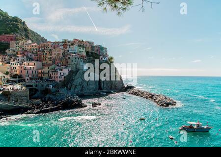 Erstaunliche Wahrzeichen Dorf Manarola in Cinque Terre Nationalpark, Italien. Boot in der Bucht Stockfoto