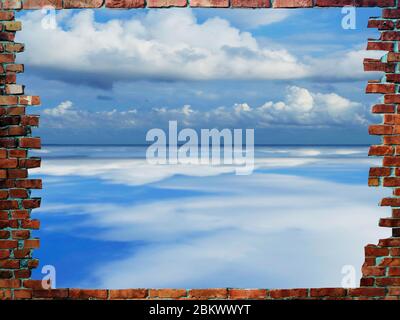 Das gebrochene Loch in einer alten Ziegelmauer und ein Blick in das Loch Stockfoto