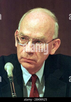 Der Senator der Vereinigten Staaten, Robert F. Bennett (Republikaner von Utah), ein Mitglied des Senats Governmental Affairs Committee, das 1996 angebliche Missbräuche bei der Kampagnenfinanzierung untersucht, hört am 8. Juli 1997 einem Zeugen auf dem Capitol Hill in Washington, DC zu. Bennett wurde 1992 zum Sitz seines Vaters, Wallace Bennett für 24 Jahre gewählt. Er ist einer der Leute, die Gerüchten zufolge "tiefe Kehle" von Watergate Ruhm gewesen sein, weil er als der Kongress-Liaison des Transportation Department während der Nixon Jahre diente und später kaufte die P.R. Firma, die E. Howard Hunt beschäftigte, einer der Männer, die bro Stockfoto