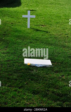 Grab des ehemaligen Senators der Vereinigten Staaten Edward M. 'Ted' Kennedy (Demokrat von Massachusetts) mit einer einzigen gelben Rose am Marmormarker auf dem Arlington National Cemetery in Arlington, Virginia am Mittwoch, 24. März 2010.Quelle: Ron Sachs / CNP (EINSCHRÄNKUNG: KEINE New York oder New Jersey Zeitungen oder Zeitungen im Umkreis von 75 Meilen von New York City) / MediaPunch Stockfoto