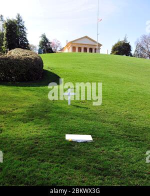 Grab des ehemaligen Senators der Vereinigten Staaten Edward M. 'Ted' Kennedy (Demokrat von Massachusetts) mit einer einzigen gelben Rose am Marmormarker auf dem Arlington National Cemetery in Arlington, Virginia am Mittwoch, 24. März 2010. Auf dem Hügel befindet sich das Arlington House, das früher Custis-Lee Mansion hieß und einst das Zuhause des konföderierten Armeegenerals Robert E. Lee war. Kredit: Ron Sachs / CNP (BESCHRÄNKUNG: KEINE New York oder New Jersey Zeitungen oder Zeitungen innerhalb eines 75 Meile Radius von New York City) / MediaPunch Stockfoto