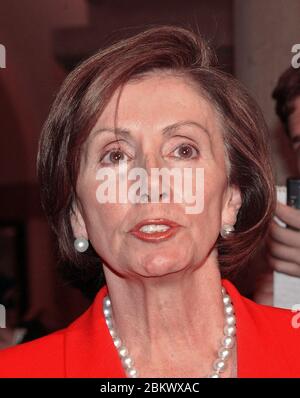 Die US-Repräsentantin Nancy Pelosi (Demokratin von Kalifornien), Ranking Democrat, US House Select Committee on Intelligence gibt eine Erklärung ab, als Mitglieder des Joint Intelligence Committee, das die 9/11 Angriffe in den USA untersucht, am 21. Mai 2002 in der Krypta des US-Kapitols in Washington, DC Reporter treffen.Quelle: Ron Sachs / CNP / MediaPunch Stockfoto