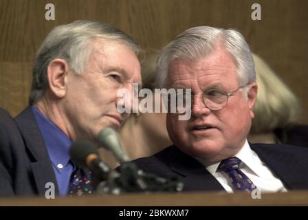 In dieser Datei Foto vom 10. Januar 2001, US-Senator James Jeffords (Republikaner von Vermont) und US-Senator Ted Kennedy (Demokrat von Massachusetts) diskutieren die Bestätigung von Rod Paige als Minister für Bildung vor dem Senat Gesundheit, Bildung, Arbeit und Renten Ausschuss. Jeffords wird gemunkelt, seine Parteizugehörigkeit von Republikanern zu Demokraten zu ändern, die in den Demokraten führen würde, die Kontrolle über den Senat zu übernehmen. Berichten zufolge hat Senator Kennedy zugestimmt, Jeffords als Ausschussvorsitzender als Teil des Deals weiterzuführen.Quelle: Ron Sachs / CNP Stockfoto