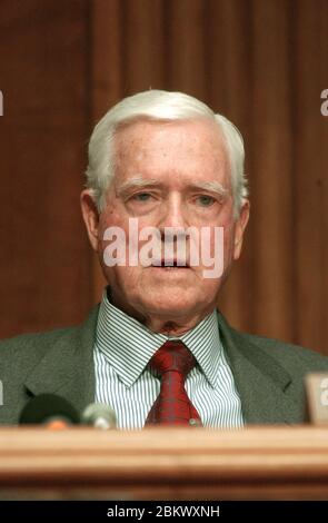 Der US-Senator Ernest F. Hollings (Demokrat von South Carolina), Vorsitzender des US-Senatausschusses für Handel, Wissenschaft und Verkehr, hört zu, wie der Direktor des Office of Management and Budget (OMB) Mitch Daniels bei einer Anhörung des US-Senathaushaltsausschusses auf dem Capitol Hill in Washington bezeugt. DC am 5. Februar 2002.Quelle: Ron Sachs / CNP / MediaPunch Stockfoto