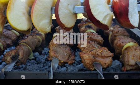 Gegrilltes Fleisch auf Kohlen, saftig leckeren Grill auf Spieße. schisch Kebab auf Spieße über Holzkohle Brazier im Freien. Fleisch Shashlik (Schisch Kebab) Schweinefleisch Grill Stockfoto