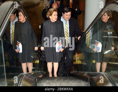 Die Senatorin der Vereinigten Staaten Elizabeth Hanford Dole (Republikanerin von North Carolina) fährt mit ihrem Chefberater Scott Quesenberry auf der Rolltreppe, als sie am 9. Januar 2003 zum ersten Mal während einer Sitzung des Senats der Vereinigten Staaten in Washington, DC, den Vorsitz führt. Kredit: Ron Sachs / CNP (BESCHRÄNKUNG: KEINE New York oder New Jersey Zeitungen oder Zeitungen innerhalb eines 75 Meile Radius von New York City) / MediaPunch Stockfoto