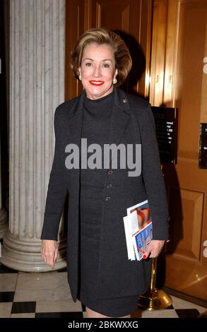 Die US-Senatorin Elizabeth Hanford Dole (Republikanerin von North Carolina) stellt sich vor der Senatskammer im US-Kapitol, als sie sich darauf vorbereitet, am 9. Januar 2003 zum ersten Mal den Vorsitz im Senat der Vereinigten Staaten in Washington, DC, zu führen. Kredit: Ron Sachs / CNP (BESCHRÄNKUNG: KEINE New York oder New Jersey Zeitungen oder Zeitungen innerhalb eines 75 Meile Radius von New York City) / MediaPunch Stockfoto