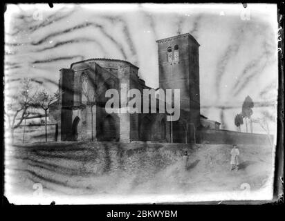 Iglesia del Convent de San Miguel amb dues persones en Primer terme. Stockfoto