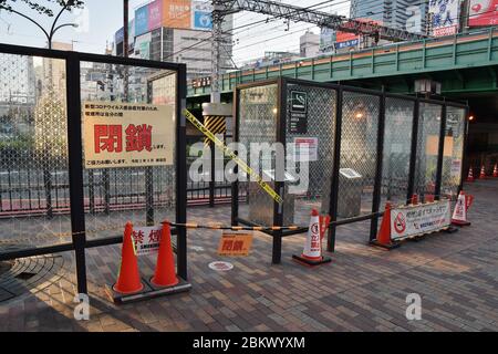 Am 25. April 2020 wird in der Nähe der Shinjuku-Station in Tokio, Japan, ein Raucherbereich vorübergehend geschlossen. Stockfoto