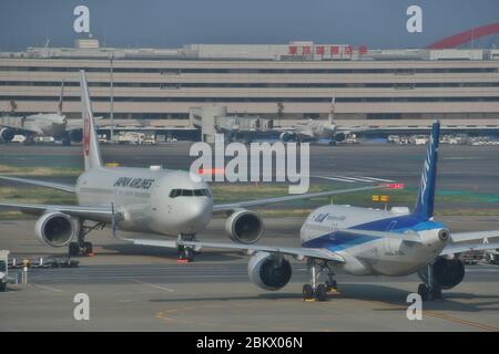 Am 2. Mai 2020 werden Flugzeuge von Japan Airlines (JAL) und All Nippon Airways (ANA) auf dem Asphalt des Tokyo International Airport in Tokio, Japan, geparkt. Stockfoto