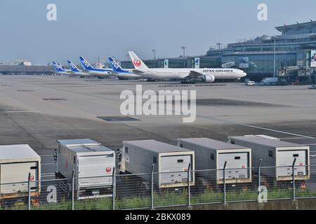 Am 2. Mai 2020 werden Flugzeuge von Japan Airlines (JAL) und All Nippon Airways (ANA) auf dem Asphalt des Tokyo International Airport in Tokio, Japan, geparkt. Stockfoto