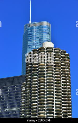 Chicago, Illinois, USA. Markante Türme ragen über dem Nordufer des Chicago River in der Innenstadt von Chicago. Stockfoto