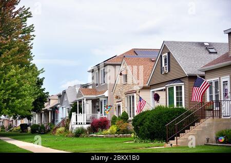 Chicago, Illinois, USA. Ein Wohnblock mit Einfamilienhäusern im Jefferson Park Viertel der Stadt. Stockfoto