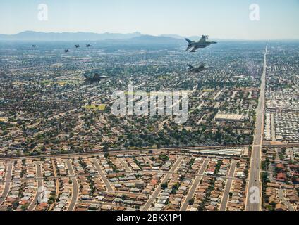 Vier F-16 Kampf Falcons zusammen mit drei F-35A Blitz IIS fliegen über Wohnviertel während der Air Force Salutes Überflug 1. Mai 2020, in Phoenix, Arizona. Die Formation bestand aus 15 Flugzeugen, darunter F-35s und F-16s aus der 56. FW und 94th FW, Und ein KC-135 vom 161st Air Tanken Wing als Total Force Gruß an jeden Amerikaner, der an der Front im Kampf gegen die Coronavirus-Krankheit 2019 dient. Air Force Salutes Überflüge sind eine Möglichkeit für die US Air Force, um Anerkennung für die Tausende von Helden an der Front kämpfen COVID-19 zu zeigen. (USA Luftwaffe Foto von Personal Stockfoto