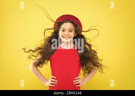 Kleines Mädchen lange Haare wachsen. Teen Mode Modell. Unterschied entdecken. Styling lockiges Haar. Friseur Tipp. Kind Mädchen lange gesund glänzendes Haar. Perfekte locken. Kind süß Gesicht mit adorable curly Frisur. Stockfoto