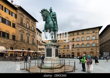 FLORENZ, ITALIEN - 13, MÄRZ 2018: Weitwinkelbild des Reiterdenkmals von Cosimo I an der Piazza della Signoria, einem wichtigen touristischen Ort in Flo Stockfoto