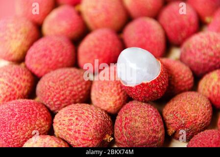 Litschi Scheibe geschälte Textur Hintergrund Draufsicht / frische Litschi Ernte im Korb von Baum tropische Früchte Sommer in Thailand Stockfoto