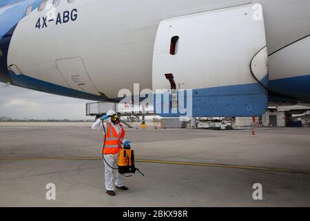 Ben Gurion. Mai 2020. Ein israelischer Arbeiter sprüht am 5. Mai 2020 Desinfektionsmittel in ein Flugzeug auf dem Internationalen Flughafen Ben Gurion in der Nähe der zentralen israelischen Stadt Tel Aviv. Die Zahl der COVID-19-Infektionen in Israel stieg auf 16,289 an, nachdem 43 neue Fälle gemeldet wurden, sagte das Gesundheitsministerium des Staates am Dienstag. Kredit: Gil Cohen Magen/Xinhua/Alamy Live News Stockfoto