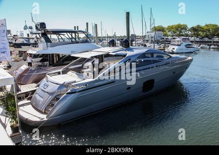 NORWALK- SEPTEMBER 25: Pershing 70 Yacht Ausstellung von Ferretti Group in Norwalk Boot Show 25. September 2016 Norwalk, CT, USA. Stockfoto