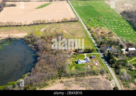 Ackerland und Vororte in der Nähe von Madison, Dane County, Wisconsin, USA. Stockfoto