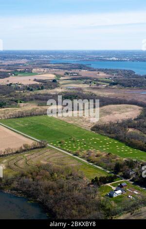 Ackerland und Vororte in der Nähe von Madison, Dane County, Wisconsin, USA. Stockfoto