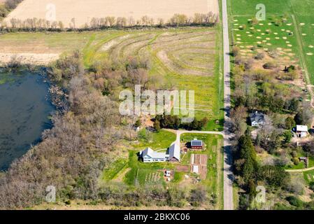 Ackerland und Vororte in der Nähe von Madison, Dane County, Wisconsin, USA. Stockfoto